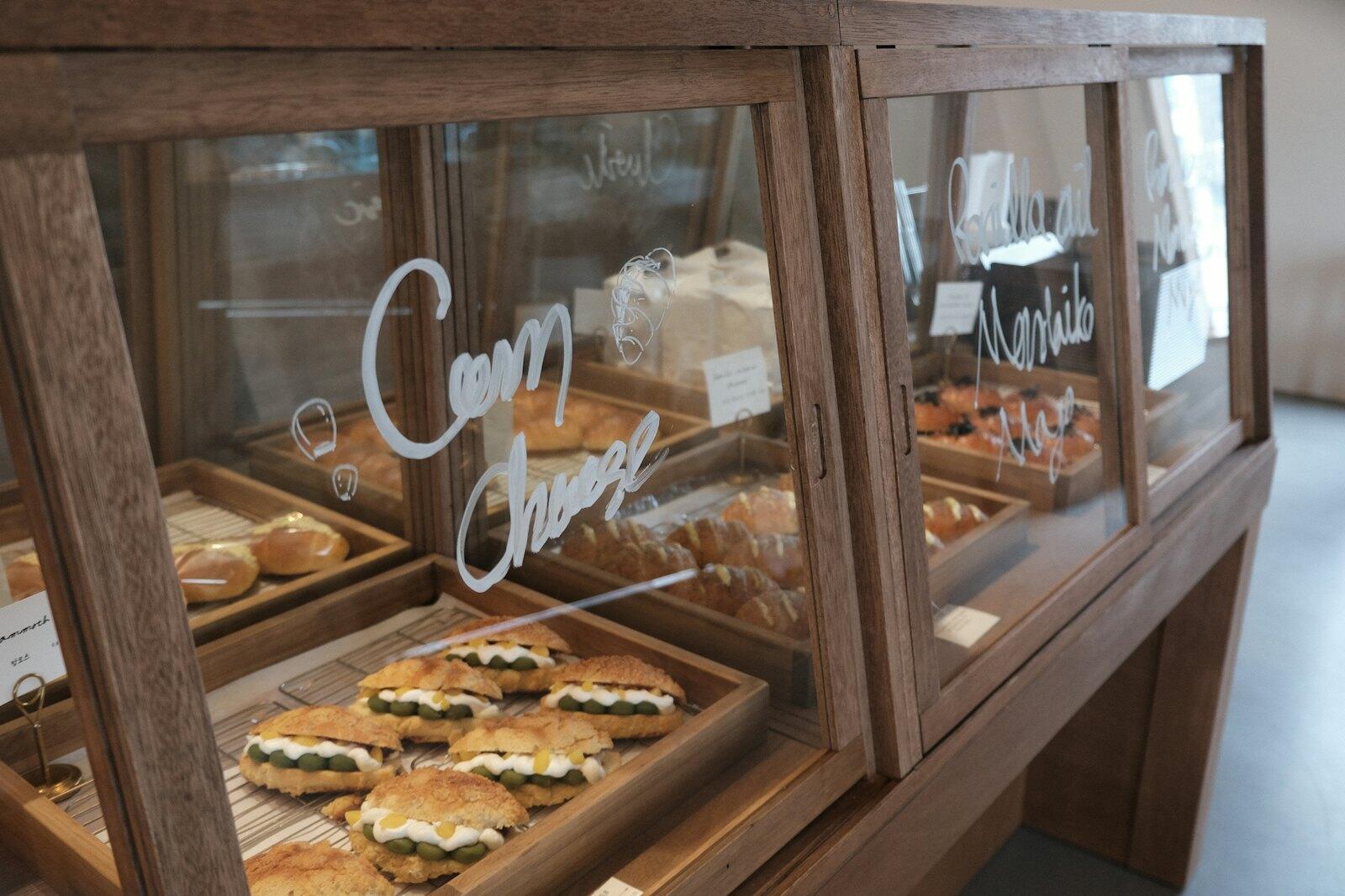 La vitrine de la boutique, remplie de pains et de viennoiseries