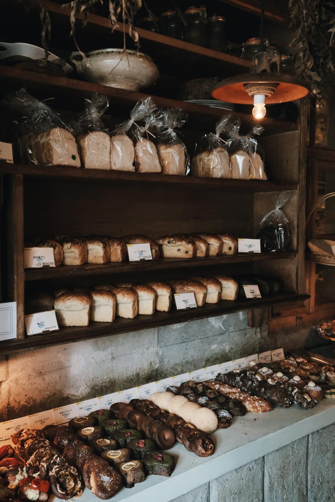 Les étagères de la boutique, garnies de pains du jour